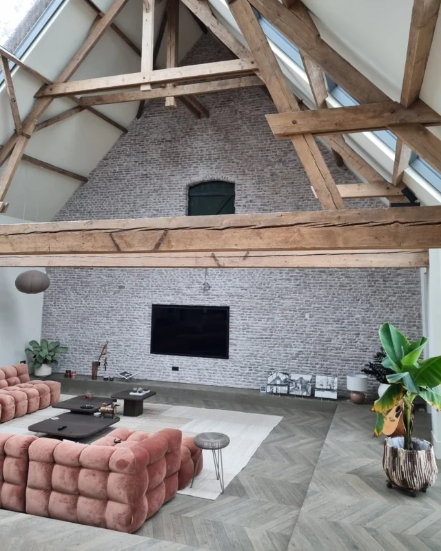 Grootse, rauwe schoonheid – in elke ruimte 😍

Geen perfecte lijnen, maar een levendig reliëf dat blijft boeien. De #BONTEAntiekeIJsselsteen geeft de huiskamer van deze luxe woonboerderij een eigen ritme ✨

Ook nieuwsgierig naar zo’n blikvanger in jouw huis? Laat het weten in de comments of stuur ons een DM! 📩