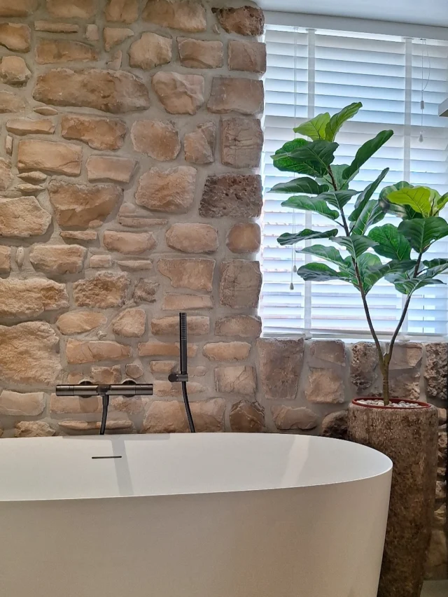Voor en na styling! 🪄

Onze #BONTEMediterraneWand brengt de idyllische sfeer van de badkamer van @by_ravenna helemaal samen ☀️🤍

Een prachtige makeover met een rustgevend eindresultaat 🌿🛁

Hoe zouden jullie een #BONTE wand willen gebruiken voor een transformatie? ⬇️